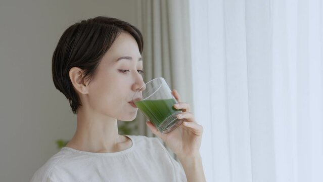 青汁を飲むミドル女性