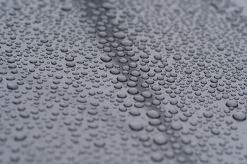 撥水処理した車のボンネットに残る水滴