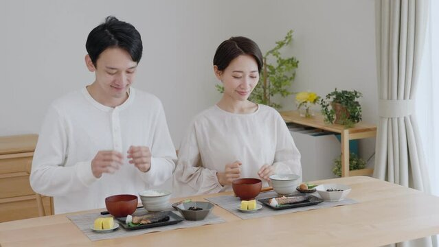 食事する夫婦（料理・朝食・自炊・和食・健康・カップル）	