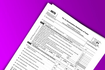Obraz premium Form 4970 documentation published IRS USA 11.15.2021. American tax document on colored