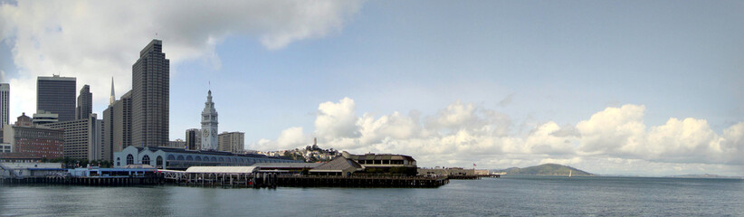 Obraz na płótnie Canvas Port of San Francisco Ferry building and cityscape