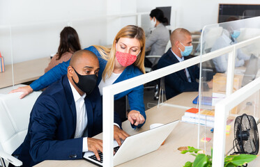 Fototapeta premium american and caucasian businessperson in white room during quarantin