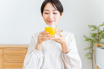 果実ジュースを持つ日本人女性