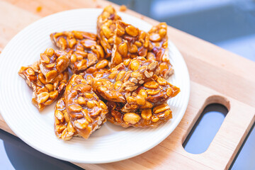 Pé de moleque. Doce brasileiro de amendoim chamado de pé de moleque e que no inglês seria algo como peanut brittle. Comida brasileira, sobremesa, lanche.