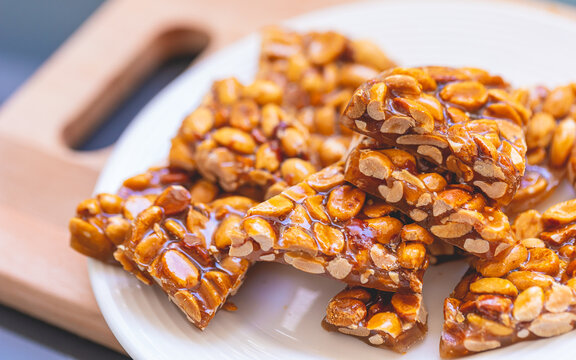 P&eacute; de moleque. Doce brasileiro de amendoim chamado de p&eacute; de moleque e que no ingl&ecirc;s seria algo como peanut brittle. Comida brasileira, sobremesa, lanche.
