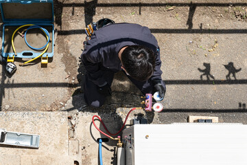 家庭用エアコン修理　冷媒ガス充填作業