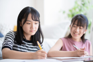 自宅で勉強する学生