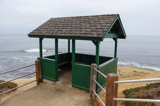 Green hut between Shell Beach and Boomer Beach in La Jolla, California. Photographing site overlooking the ocean.