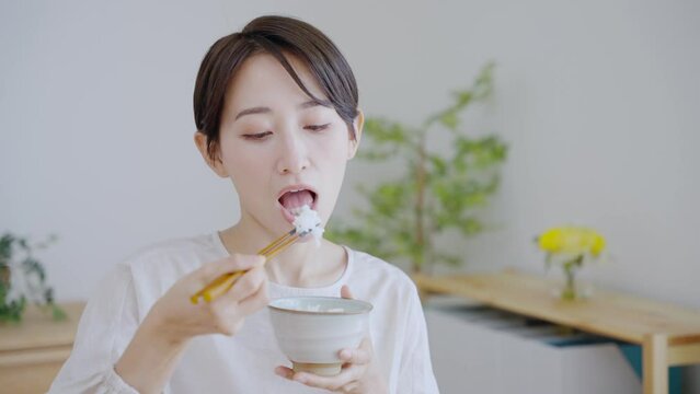 60p　食事するミドル女性（料理・朝食・自炊・和食・健康）