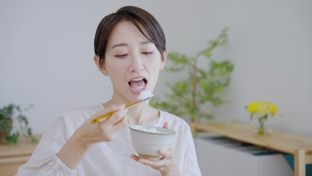 60p　食事するミドル女性（料理・朝食・自炊・和食・健康）