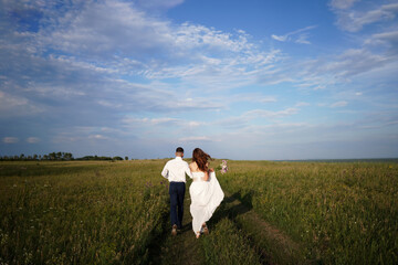 Fototapeta na wymiar running wedding couple. couple in love in nature