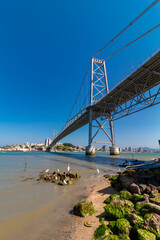    céu e mar azul esverdeado e a   ponte Hercílio Luz   florianopolis santa catarina brasil