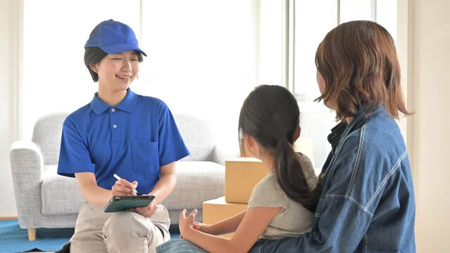 メモや見積をとる引っ越しの作業員のイメージ