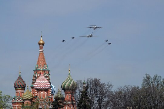 Simulation of refueling in the air of IL-78 and Tu-160 aircraft accompanied by MiG-31 fighters over Moscow's Red Square during the dress rehearsal of the Victory Air Parade