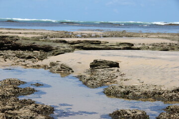 Praia com água cristalina.