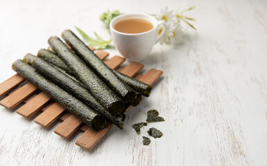 Fototapeta na wymiar Deep fried seaweed rolls,Snacks, Seaweed, Baked, Dried, Crispy on wood table