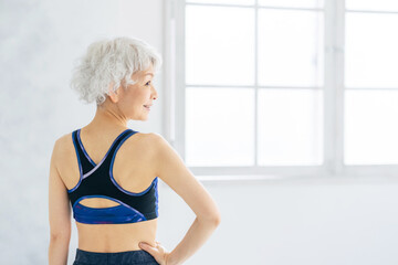 Fototapeta premium トレーニングウェアを着てポーズをとるグレイヘアの女性 アクティブシニア