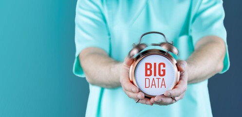 Big Data im Gesundheitswesen. Doktor zeigt Uhr/Wecker mit Text. Hintergrund blau