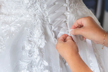 Laçage de robe de mariée