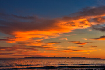 Obraz premium Passing winter storm at sunset on the beach in Montecito California