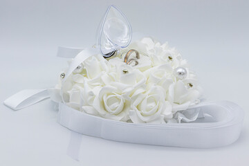 Deux alliances dans un écrin en cœur de rose