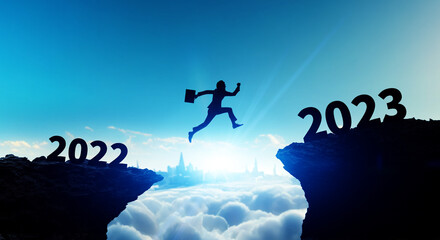 2023年へジャンプする男性　ビジネス向け2023年新年イメージ　年賀状