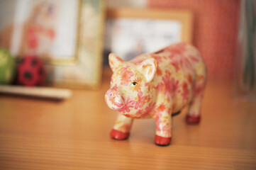 花柄の豚の貯金箱