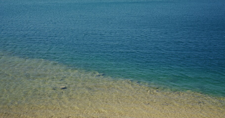 Obraz premium Crystal clear water wave pattern