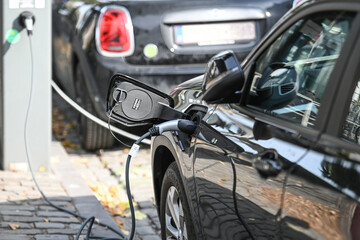 Fototapeta na wymiar auto voiture electrique recharge charge prise cable borne station