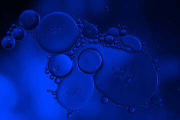 Blaue flüssige Oberfläche mit Blasen und Tropfen in diversen geometrischen Formen mit 3d Effekt