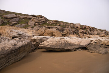 Fototapeta na wymiar Beautiful rocky boulders by the sea.