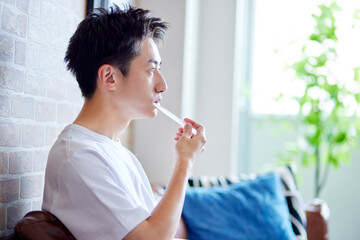 歯磨きをする若い日本人の男性