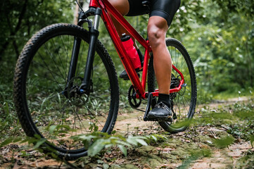 Fototapeta na wymiar Rides MTB, mountain bike downhill in the wild to extremes. Extreme Sport and MTB, mountain bike downhill Concept. selective focus on shoes.