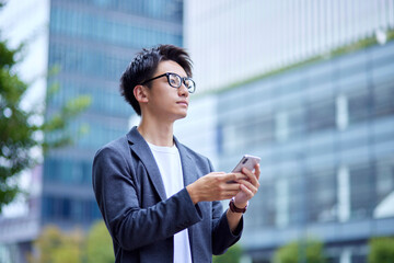カジュアルのジャケットを着た若い日本人男性ビジネスマン