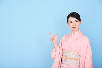 指で指し示す着物を着た女性