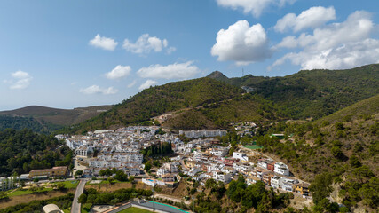 Fototapeta na wymiar bonito pueblo blanco de Benahavís en la costa del sol, Andalucía