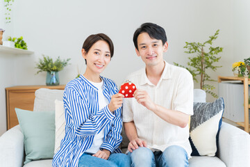財布を持つ日本人夫婦 - obrazy, fototapety, plakaty