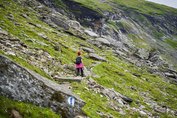 Naklejka premium Woman hiker on a trail in the mountains