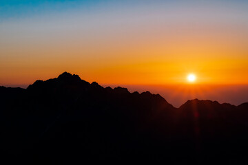 山と夕日