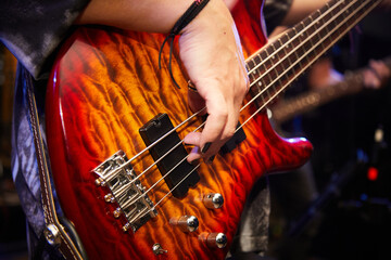 guitarra, parte de guitarra, cuerpo caja, sobre punto, cintura, boca, costado, aro, diapasón,...