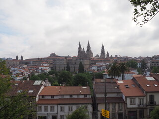 Obraz premium vista desde el parque de la alameda de la ciudad monumental de santiago de compostela con la catedral al fondo, la coruña, galicia, españa, europa