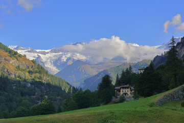 Fototapeta na wymiar casa di montagna a gressoney in italia, mountain house of gressoney in italy 