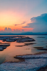 Sonnenuntergang im Sommer am Jamaika Beach von Sirmione am Gardasee Italien
