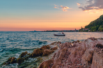 Obraz premium Sonnenuntergang im Sommer mit Blick auf Toscolano Maderono am Gardasee Italien