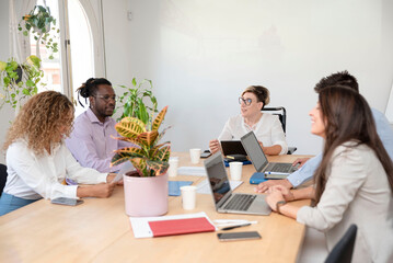 Obraz premium group of multiracial corporate people sharing business ideas during the meeting
