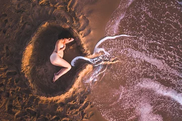 Fotobehang Mujer embarazada en posición fetal simulando el útero y el cordón umbilical. © José R. Marqués