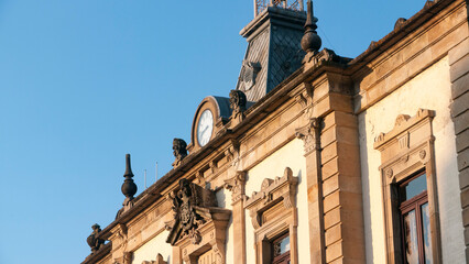Fototapeta na wymiar Reloj en fachada de ayuntamiento