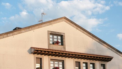 Ventana  de cristales en tejado de casa rústica de pueblo