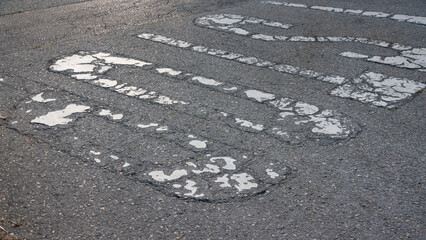 Letrero de stop con pintura agrietada en carretera de asfalto