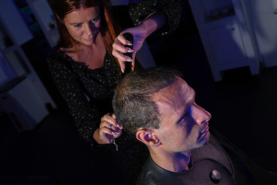 Coiffeuse au travail